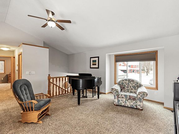 3rd image of 216 Linden Cir