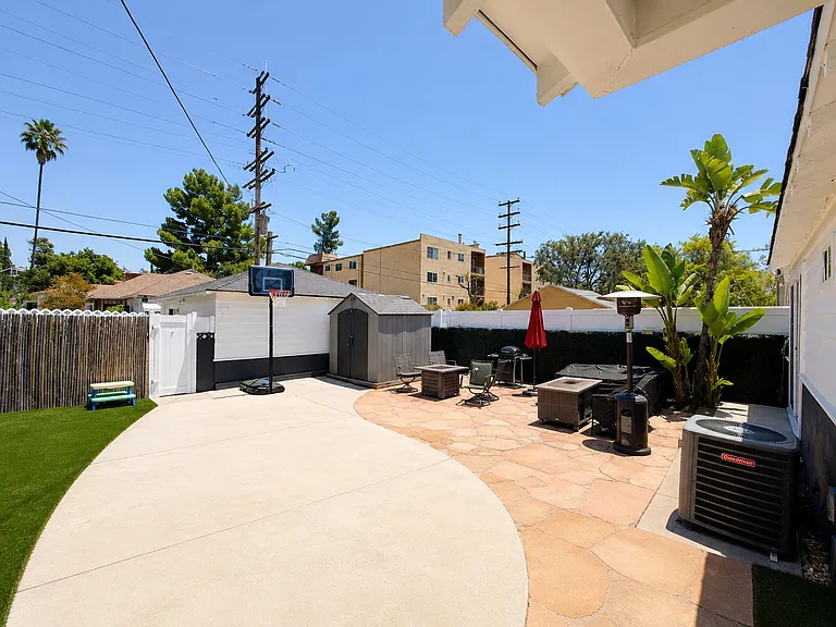 724 Geneva St — Photo 10
