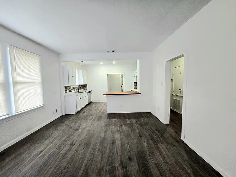 2623 W Houston St — Photo 14