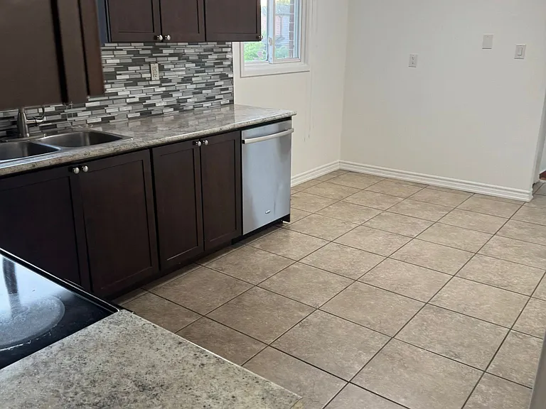 32 Martindale Cres — Photo 9