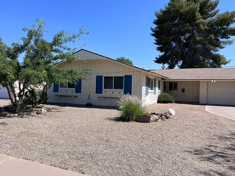 3015 E Desert Cove Ave — Photo 2
