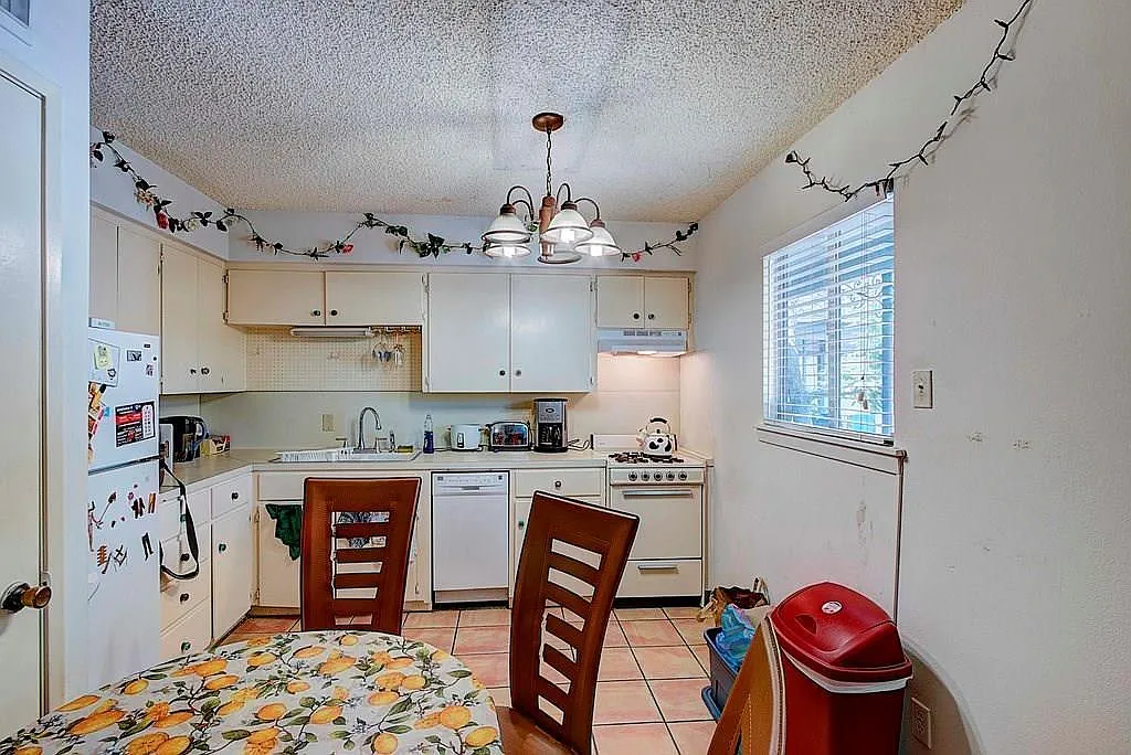 2 bed, 2.0 bath, 718 sqft, $1,400 — Photo 3