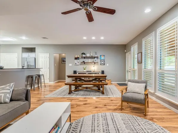 809 Hilltop Dr, Leander, TX 78641
