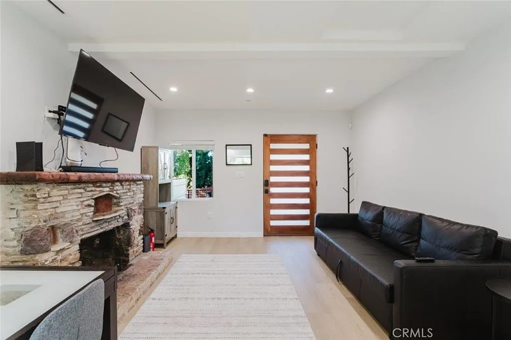 1 bed, 576 sqft, $2,695 — Photo 2