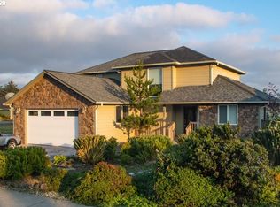 825 Carter St SW, Bandon, OR 97411