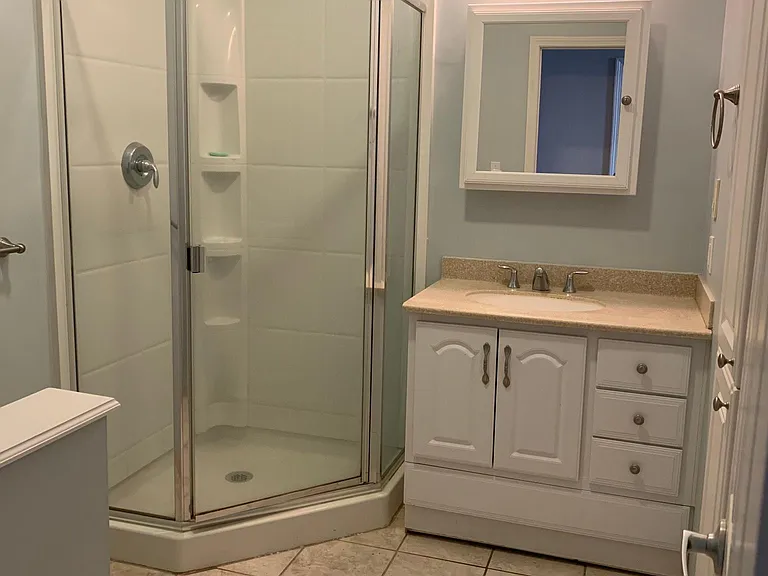 Full bathroom in hallway