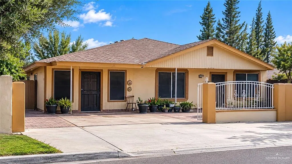 3 bed, 1.5 bath, 1920 sqft, $2,000 — Photo 1