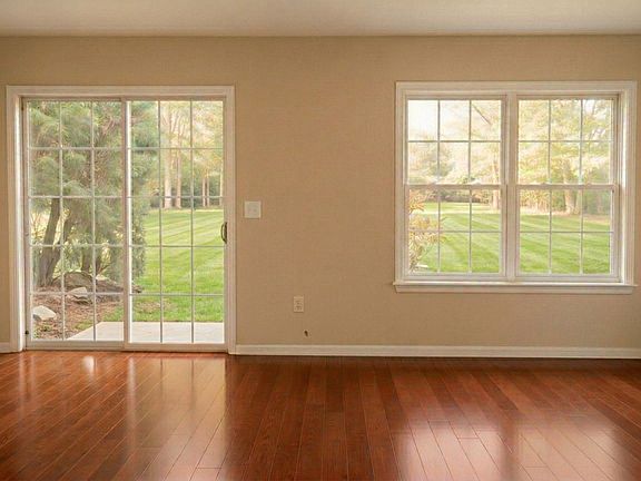 5th image of 713 Snowdrop Ct