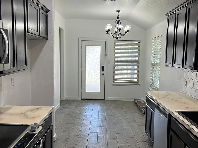 205 Elm Grv — Photo 6