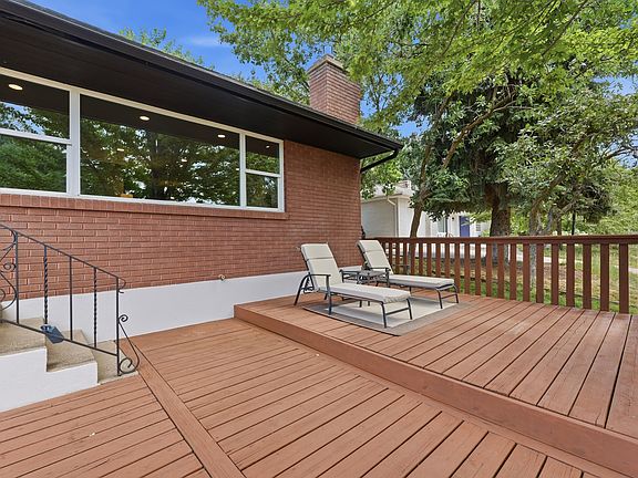 5th image of 2722 Buchanan Ave