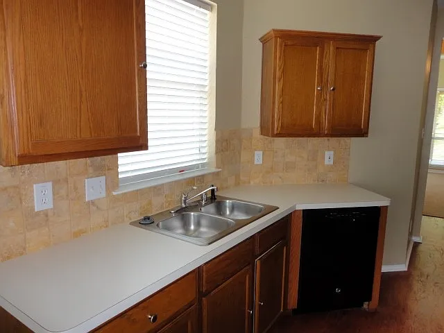 3 bed, 2.0 bath, 1318 sqft, $2,045 — Photo 4