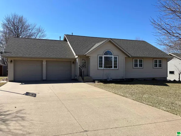 610 10th St SE, Orange City, IA 51041