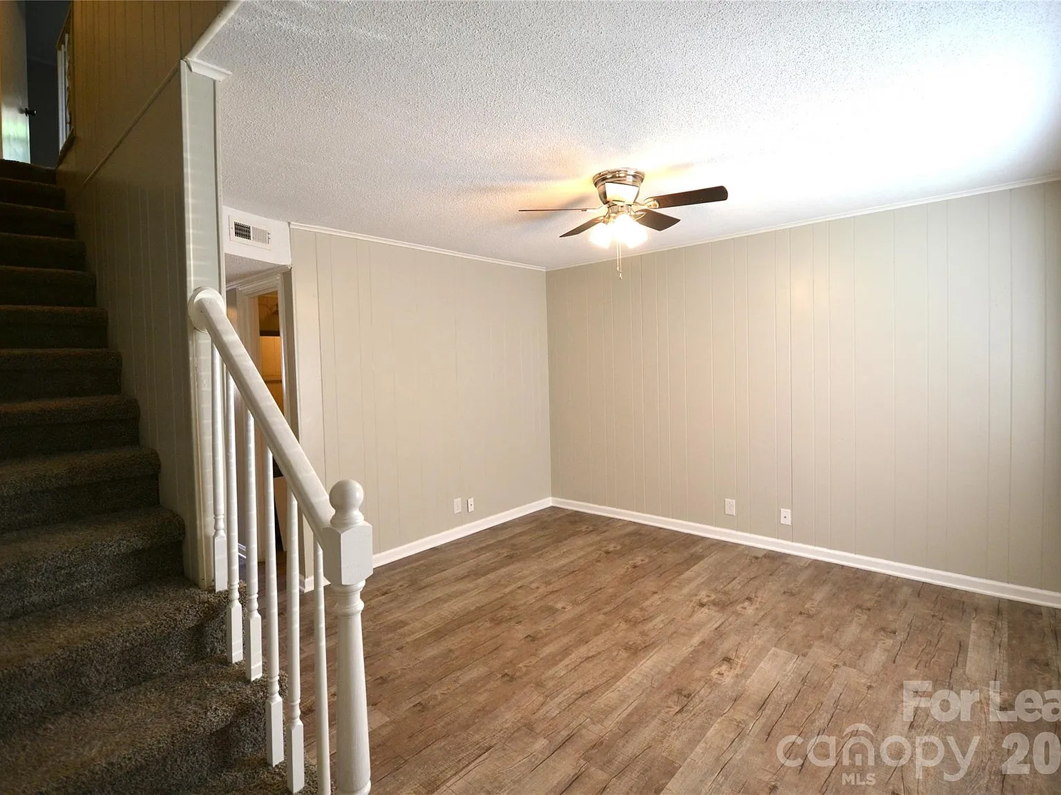 2 bed, 1.5 bath, 975 sqft, $1,125 — Photo 3