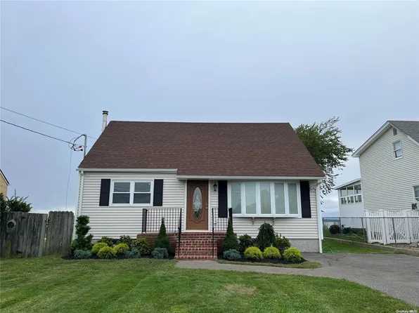 90 Grandview Drive, Shirley, NY 11967