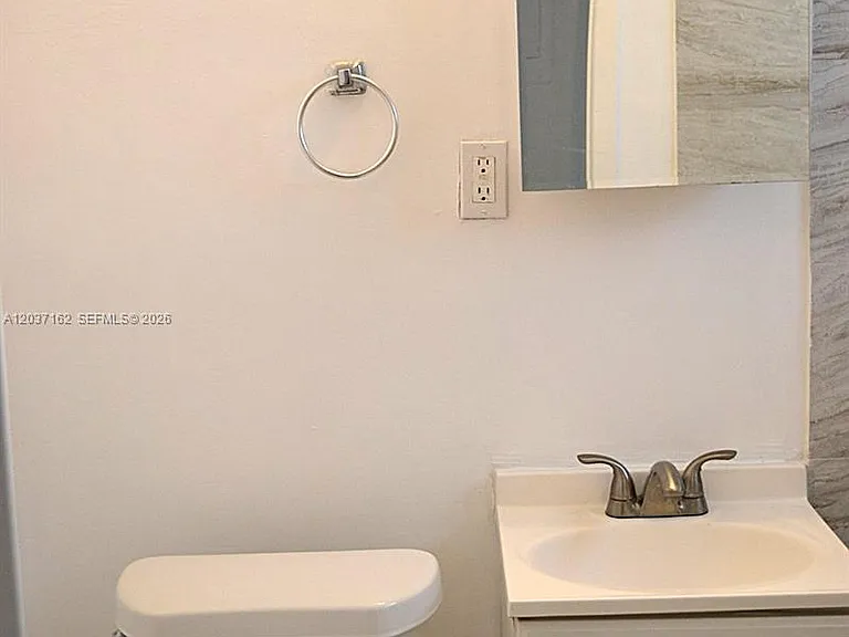 1035 SW 4th St #4 — Photo 8