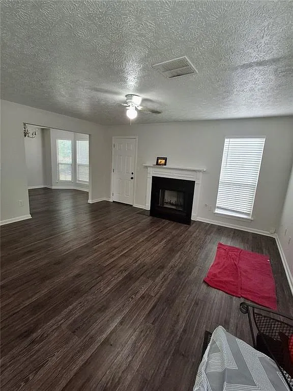 3 bed, 2.5 bath, 1891 sqft, $2,175 — Photo 2