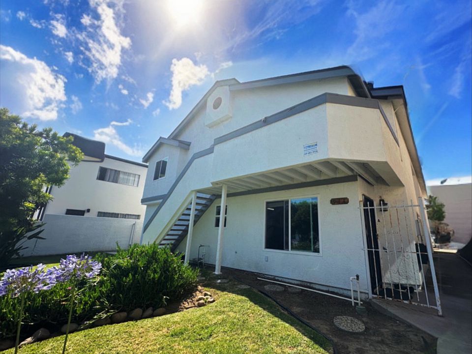 2 blocks from the ocean!