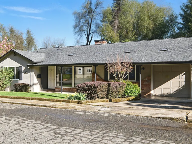 1385 Martin Ln — Photo 2