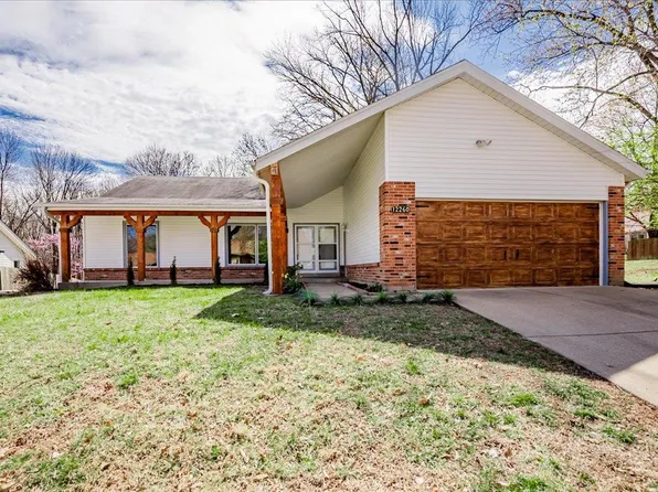 12260 Foxpoint Dr, Maryland Heights, MO 63043