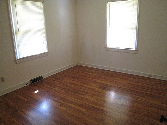 3rd image of 922 Catawba Dr