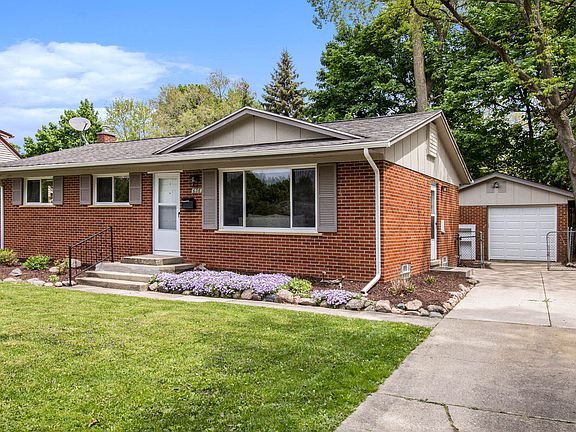 4th image of 636 Louise Dr