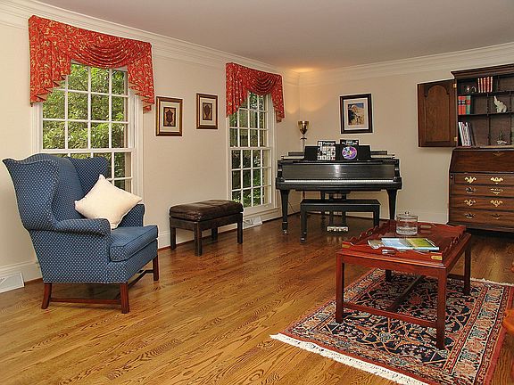 Livng Room w/Hardwood Floor