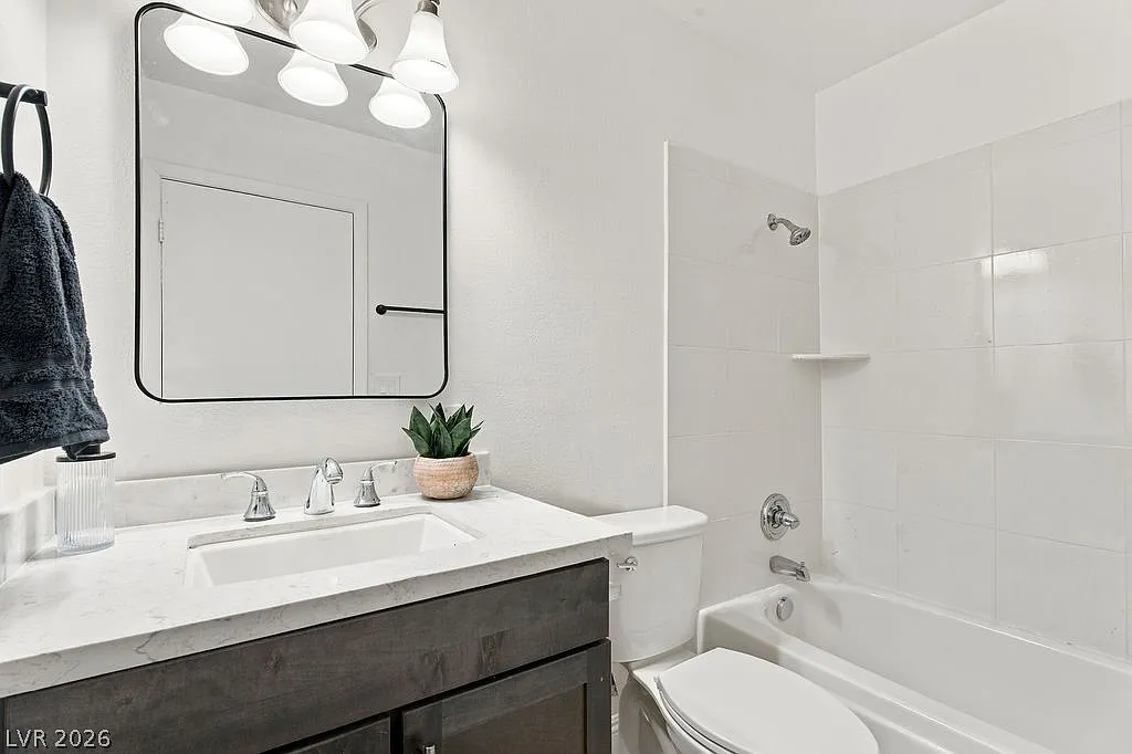 3 bed, 2.0 bath, 1056 sqft, $1,799 — Photo 3
