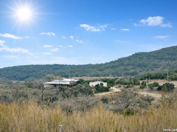 499 Saddleback Ridge Trl, Bandera, TX 78003