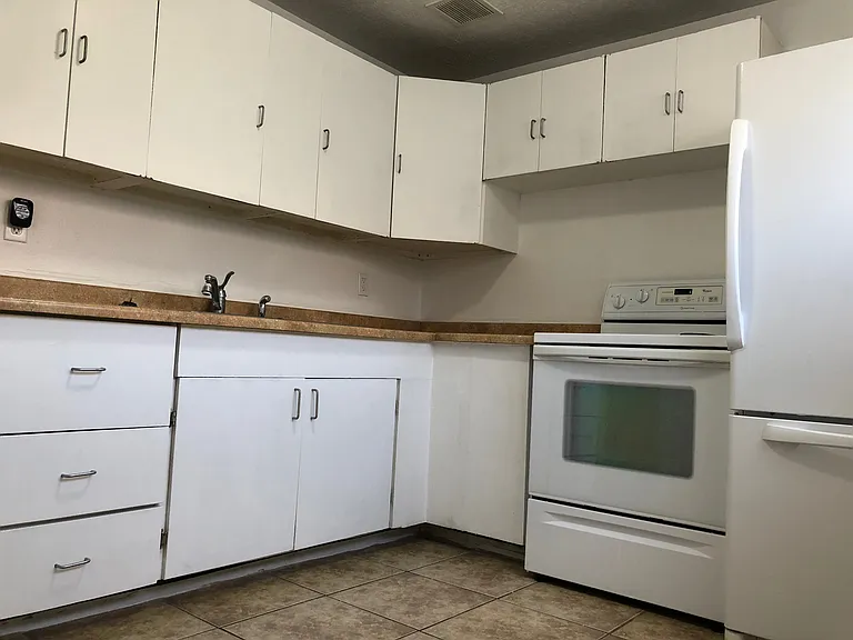 Updated 2 Bed / 1 Bath w/ Large, Flexible Floor Plan — Photo 7