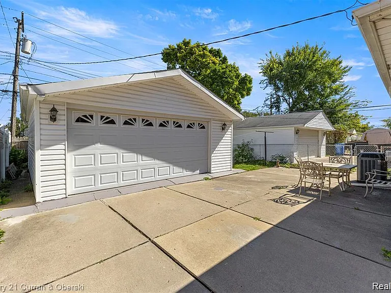 3927 Monroe St — Photo 22