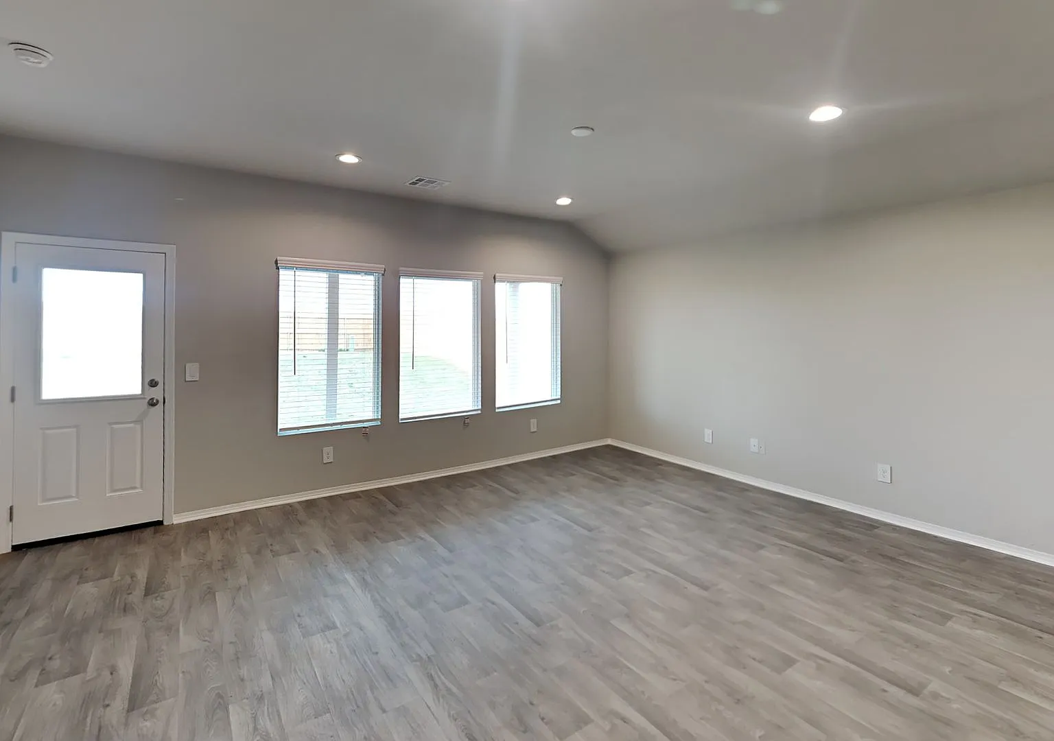 Very Nice 4 Bedroom 2 Bath in Yukon Schools — Photo 3