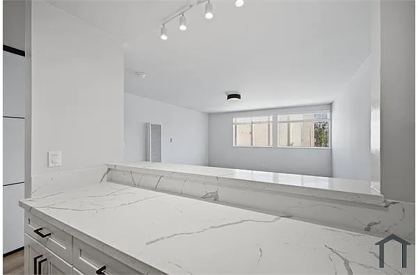 Building Photo - 1337 S Hoover St #4