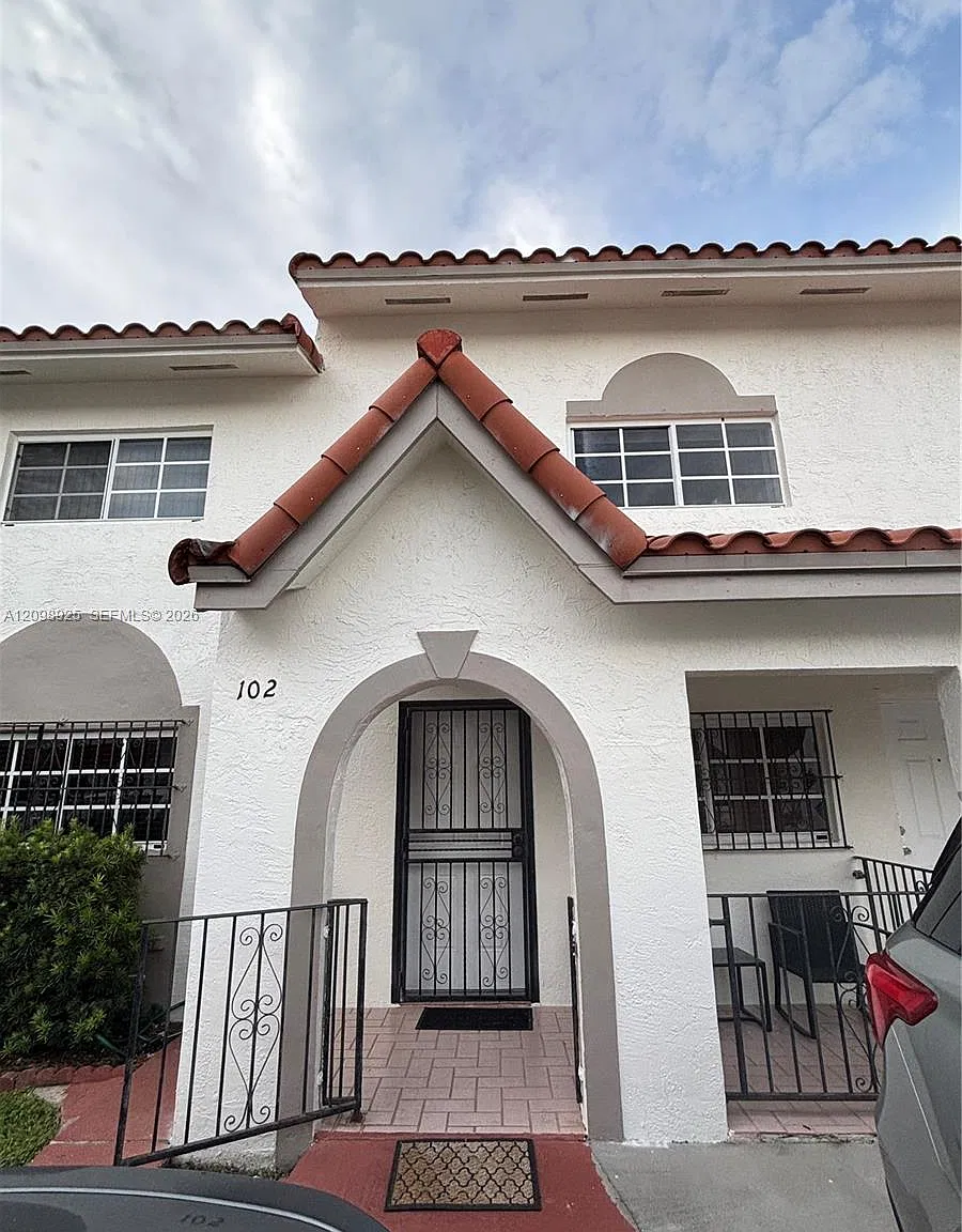 El Prado Xiii Condo — Photo 1