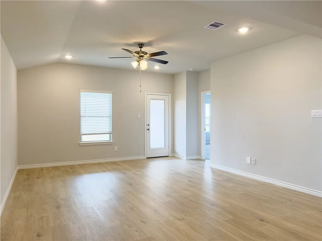 4 bed, 1783 sqft, $2,370 — Photo 4