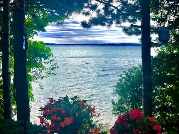 15565 Birch Dr, Traverse City, MI 49686