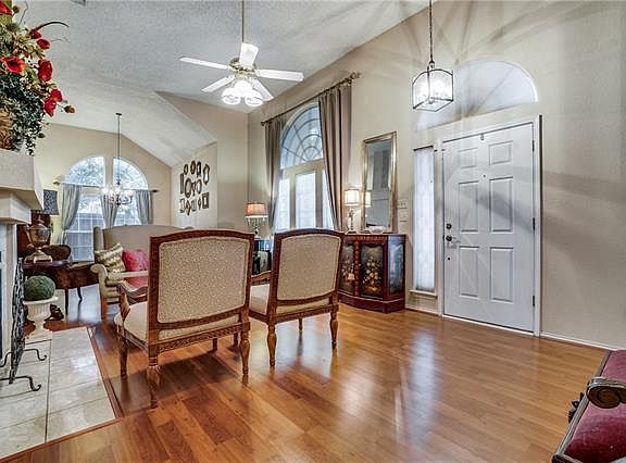 3rd image of 3806 Catalina St