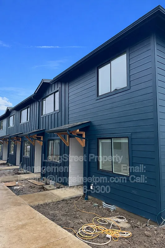 3 bed, 2.0 bath, 1300 sqft, $2,195 — Photo 1