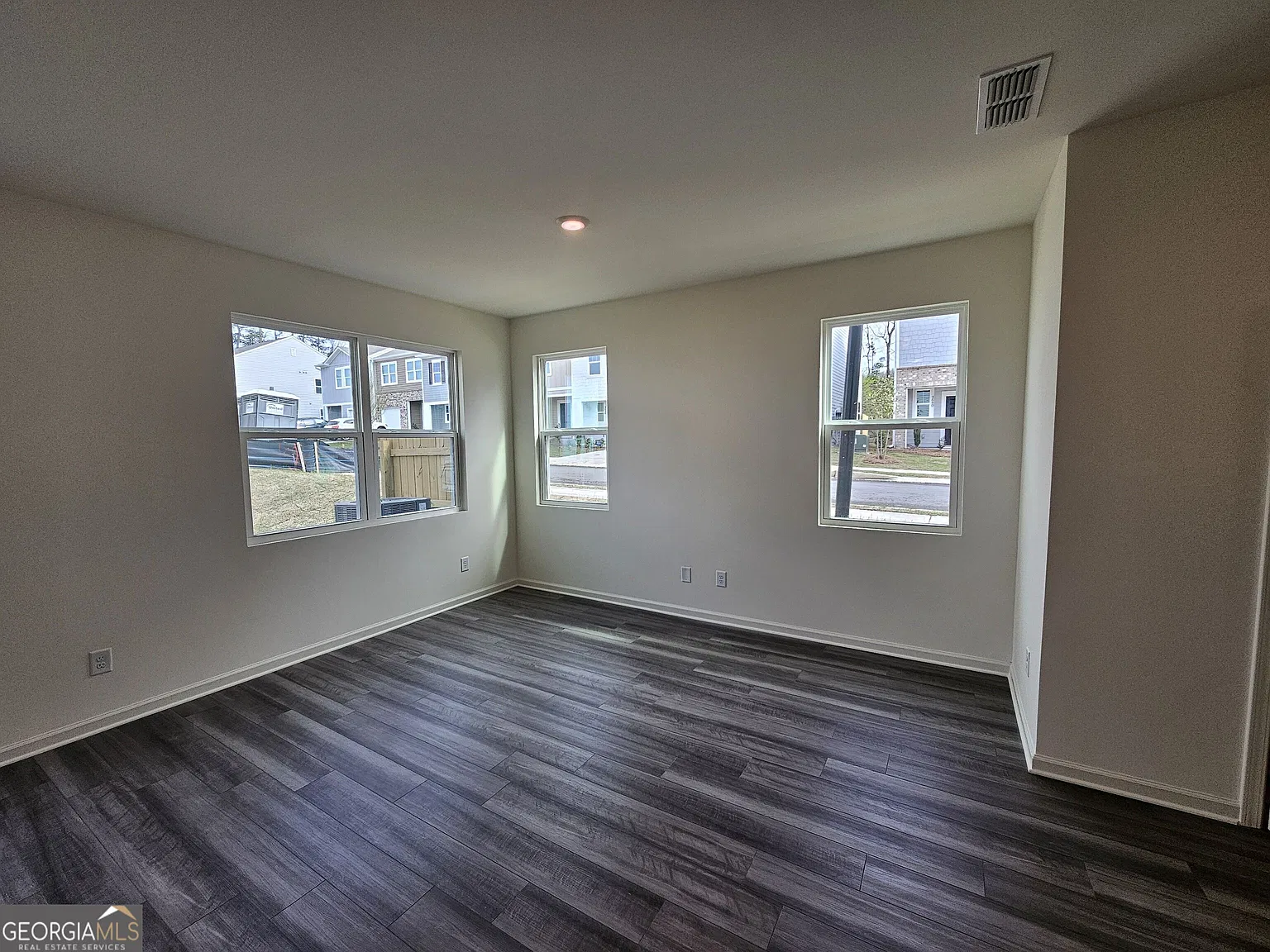 3 bed, 2.5 bath, 1421 sqft, $2,100 — Photo 3