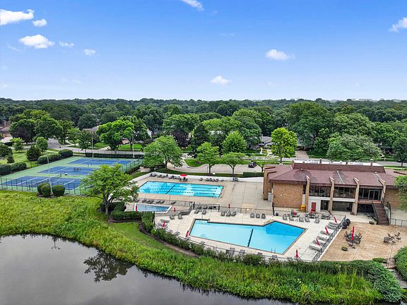 5th image of 465 Raintree Ct Unit 2B
