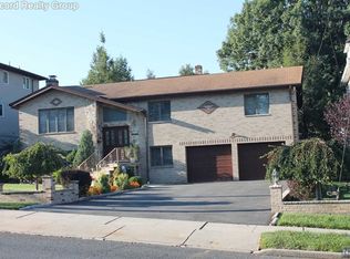 942 Edgewater Ave, Ridgefield, NJ 07657