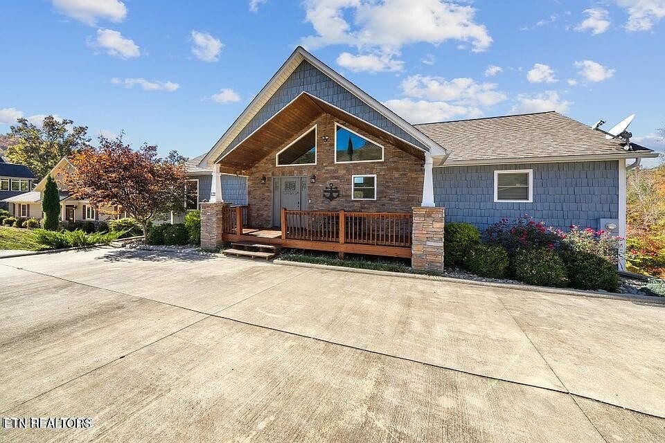1st image of 121 Hidden Ln