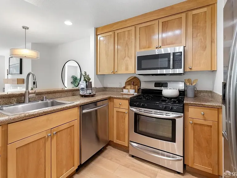 1880 Steiner St #208 — Photo 5