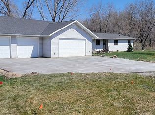 1102 Clifford Dr, Kasota, MN 56050