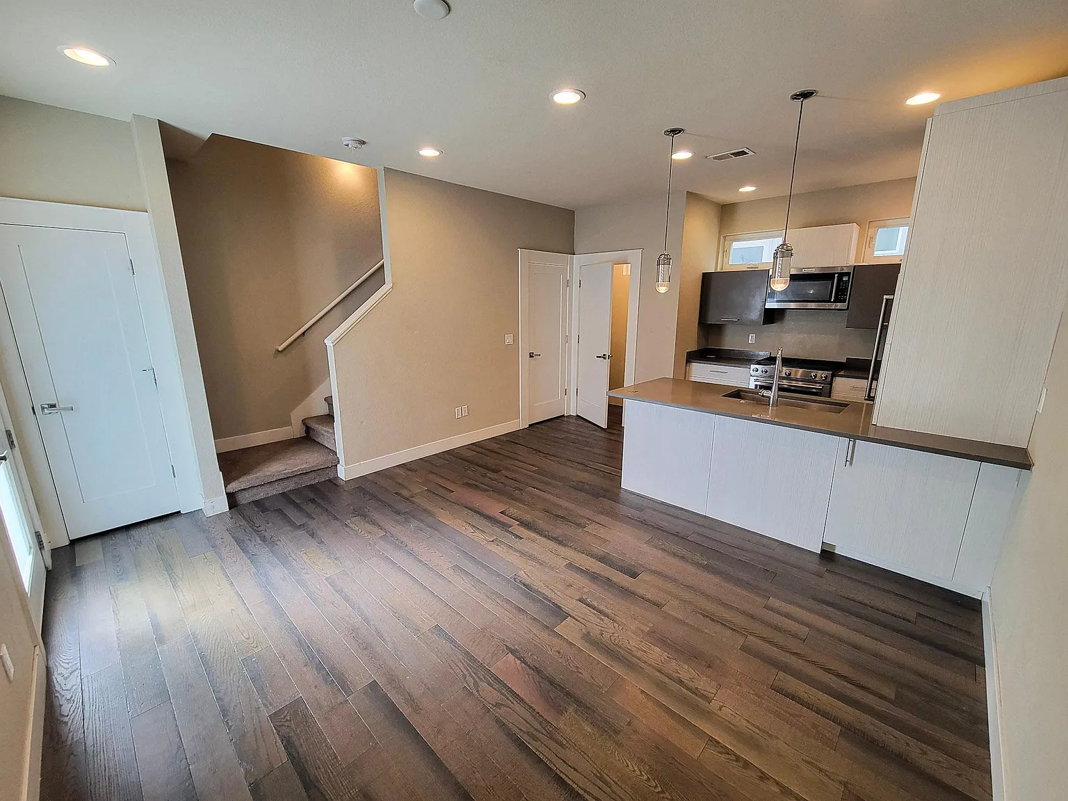 3 bed, 2.5 bath, 1296 sqft, $2,800 — Photo 1