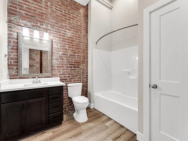 235 N Market Ave — Photo 18