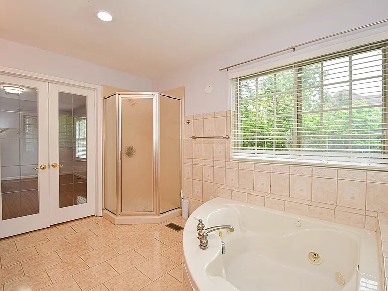 819 Renee Ln — Photo 32