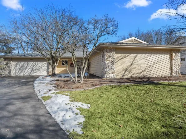 1009 Ferncroft Ct, Naperville, IL 60563