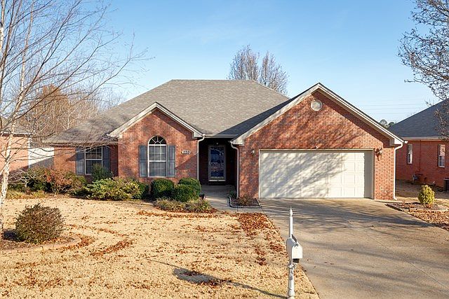 1st image of 220 Woodcrest Dr
