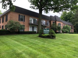 207 W Park Ave APT 205, Libertyville, IL 60048