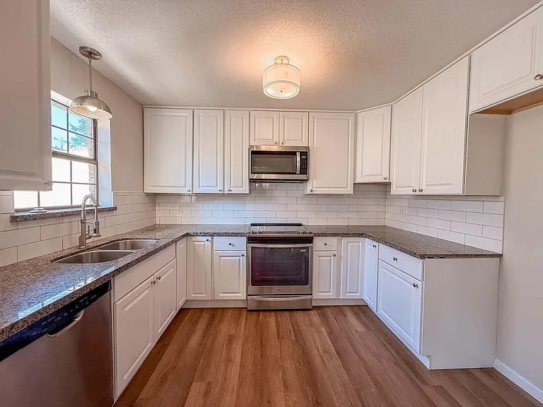 702 S Chappell Hill St — Photo 4
